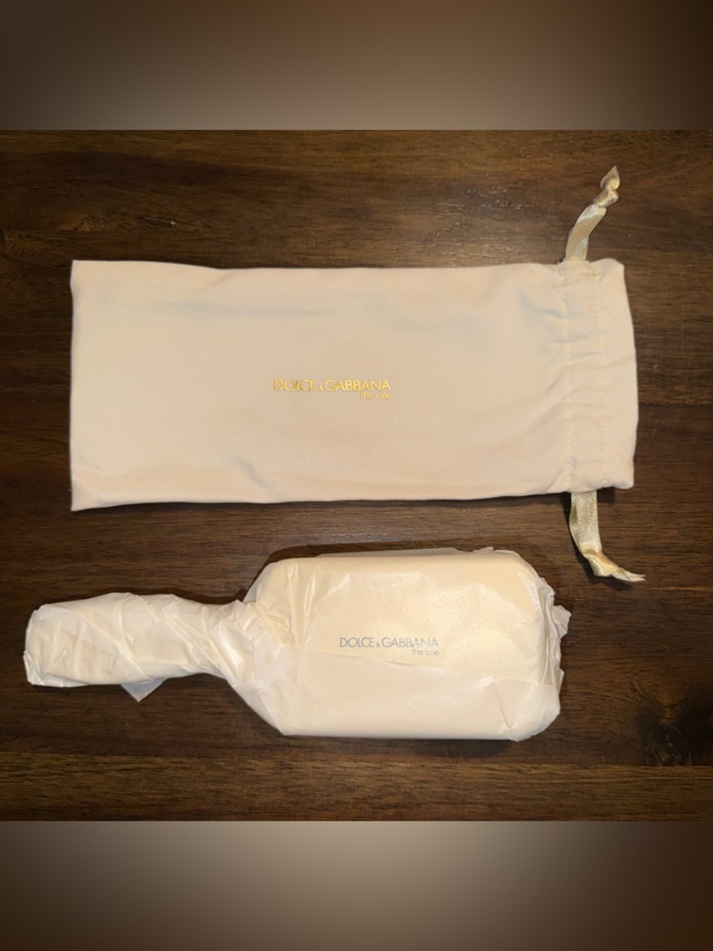 ππ Dolce & Gabbana Gold Paddle Brush Hairbrush with Pouch - Picture 7 of 10
